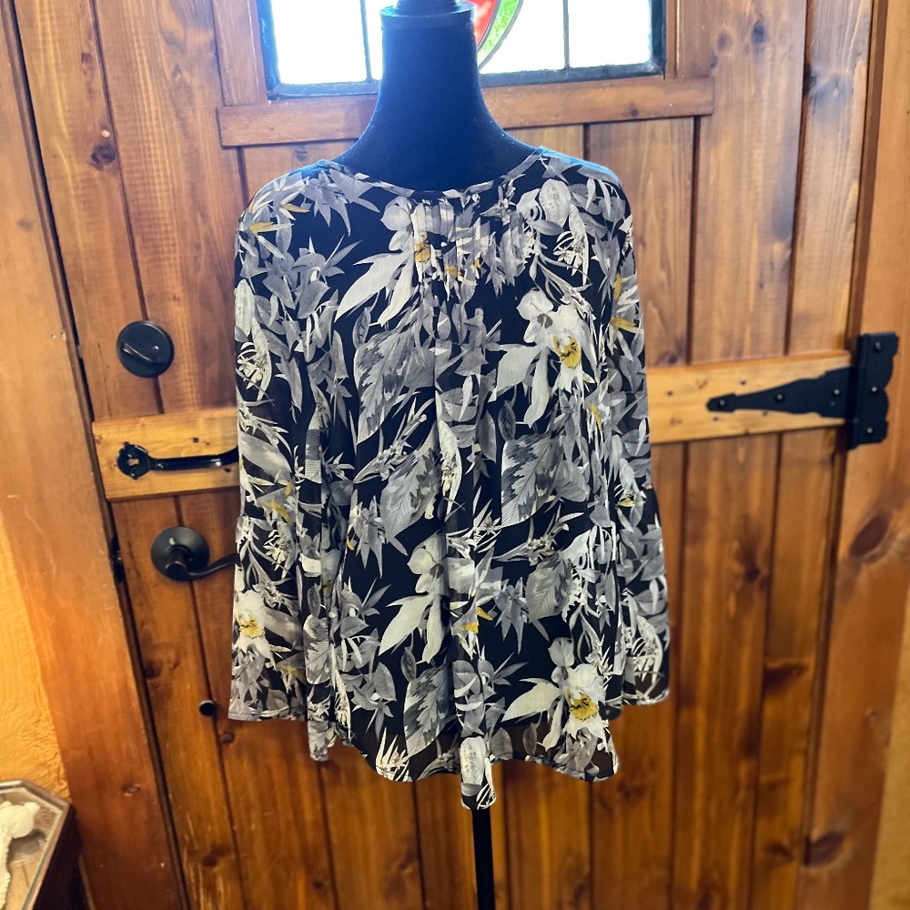 Fab’rik  Medium Top Black and white/ bell sleeves/ Lightweight